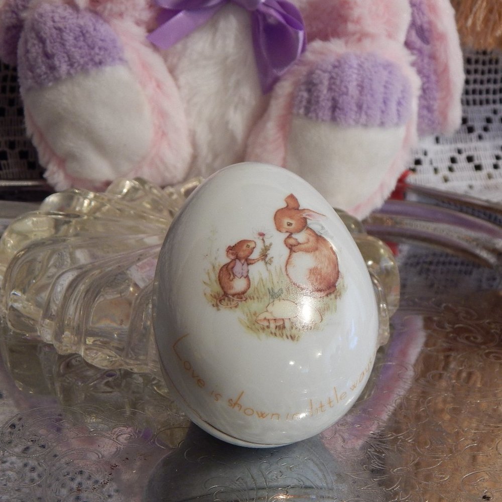 Vintage 1976 Tiny Talk, Footed Easter Egg Porcelain Box